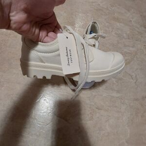 Tommy Bahama canva sneakers bnwt size 6.5